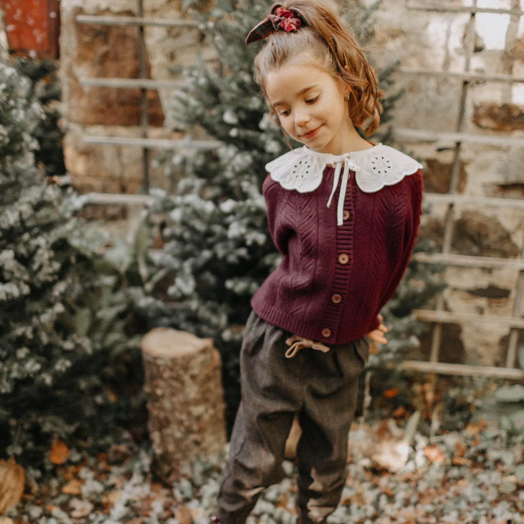 Pantalon 7/8 « coupe mom » en tweed à chevrons, enfant  || Mom cut 7/8 pants in herringbone tweed, child
